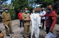 Ketua DPRD Tabanan I Made Dirga dampingi penyerahan bantuan APD dari DPRD Provinsi Bali