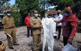 Ketua DPRD Tabanan I Made Dirga dampingi penyerahan bantuan APD dari DPRD Provinsi Bali