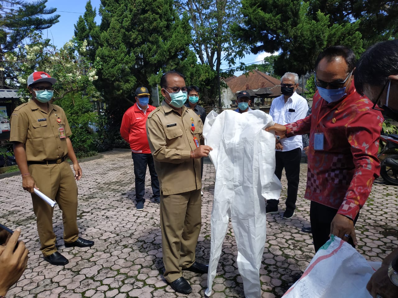 Ketua DPRD Tabanan I Made Dirga dampingi penyerahan bantuan APD dari DPRD Provinsi Bali