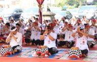 Perayaan Tumpek Landep, Bupati Tabanan Berikan Kuis Kepada Para Peserta Sembahyang