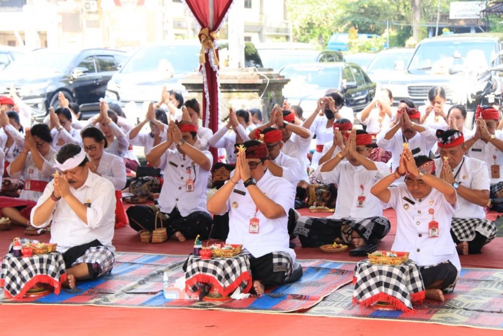 Perayaan Tumpek Landep, Bupati Tabanan Berikan Kuis Kepada Para Peserta Sembahyang