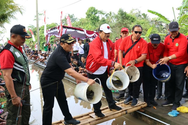 Ketua DPRD Tabanan Salurkan Bantuan Pembuatan Ogoh-ogoh Pada STT