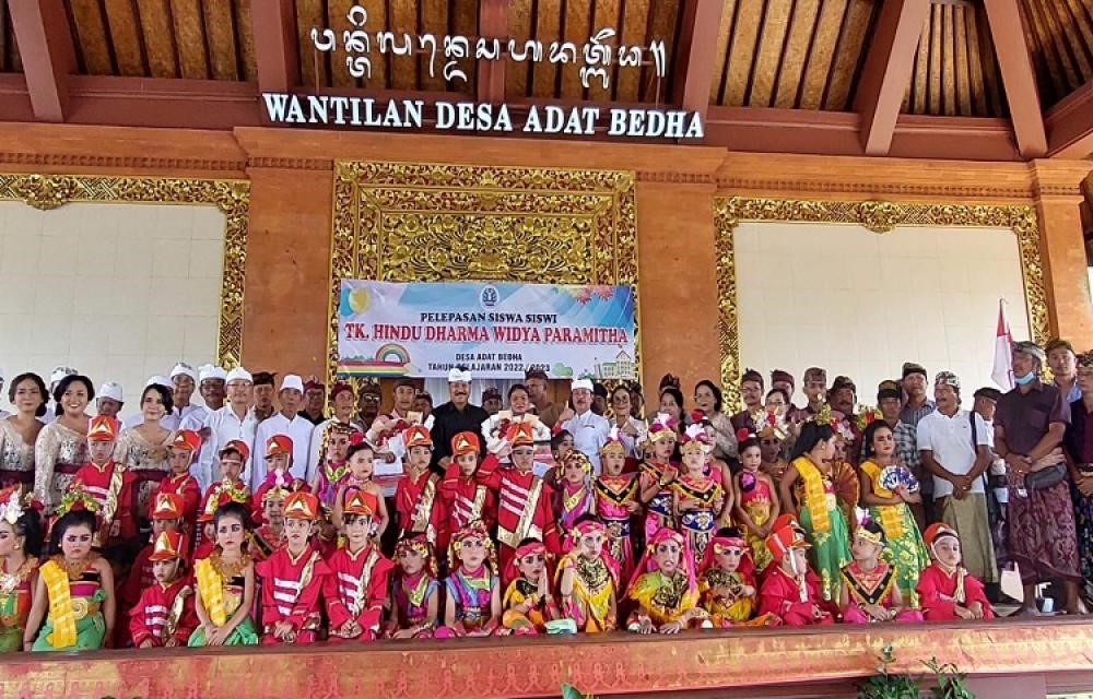 Ketua DPRD Kabupaten Tabanan Menghadiri Pelepasan Siswa TK Hindu