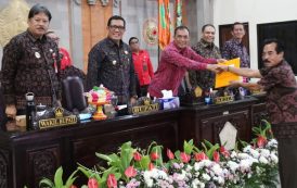 Bupati Tabanan Tanggapi Pandangan Umum Fraksi DPRD Terkait 4 Raperda